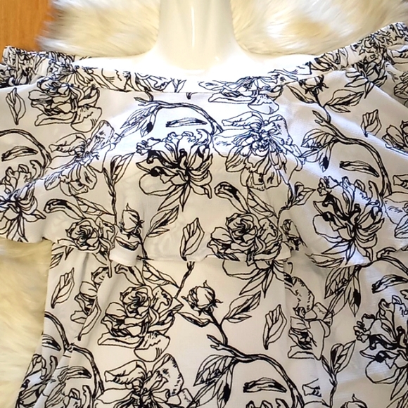 ASHRO Ruffled Floral Blouse - Picture 12 of 15